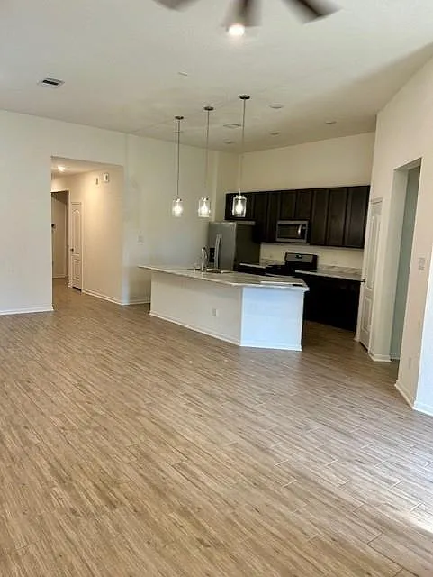 3 bed, 2.0 bath, 1951 sqft, $2,300 — Photo 2