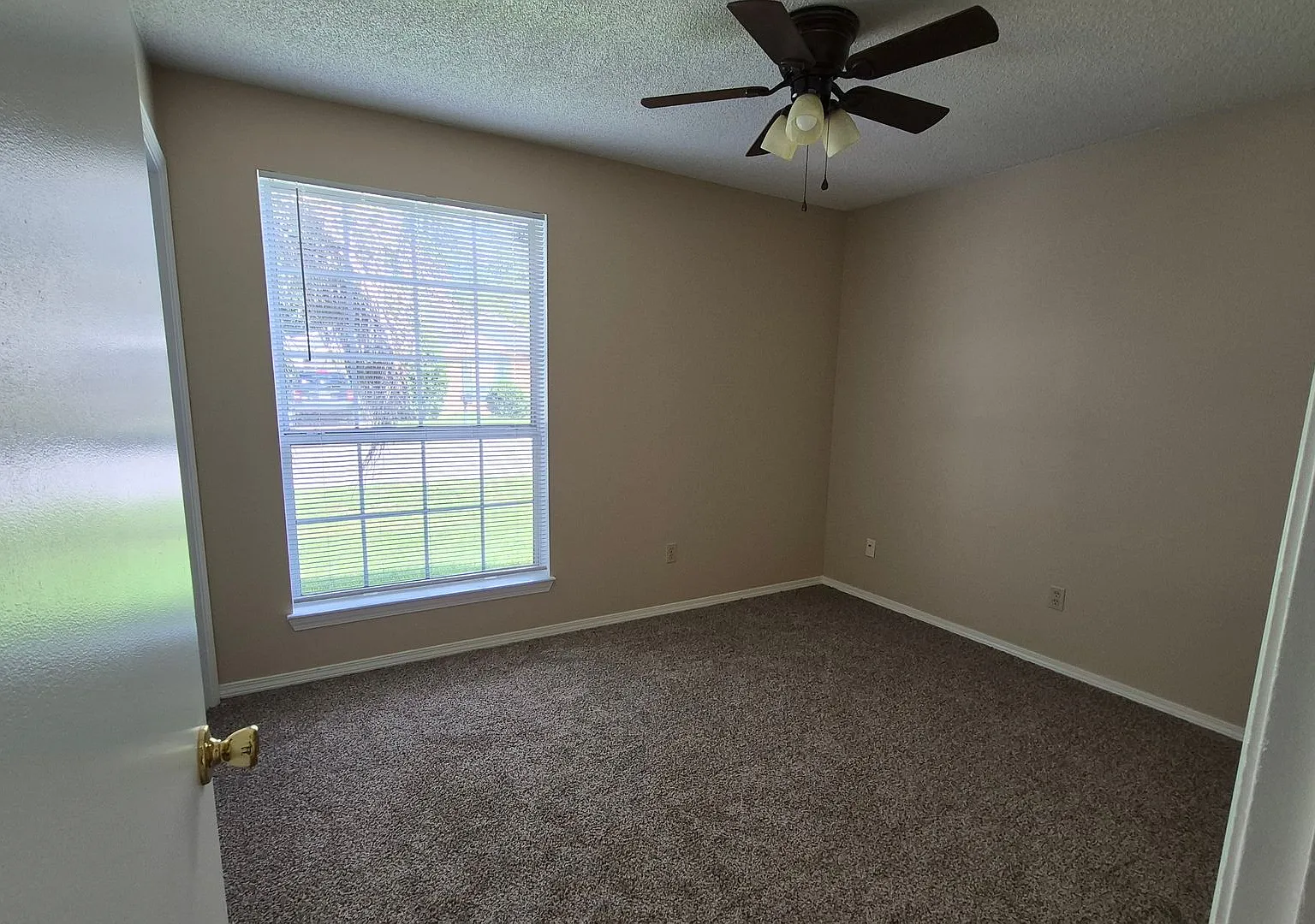 Fantastic Three Bedroom Two Bath Patio Home for Rent — Photo 4