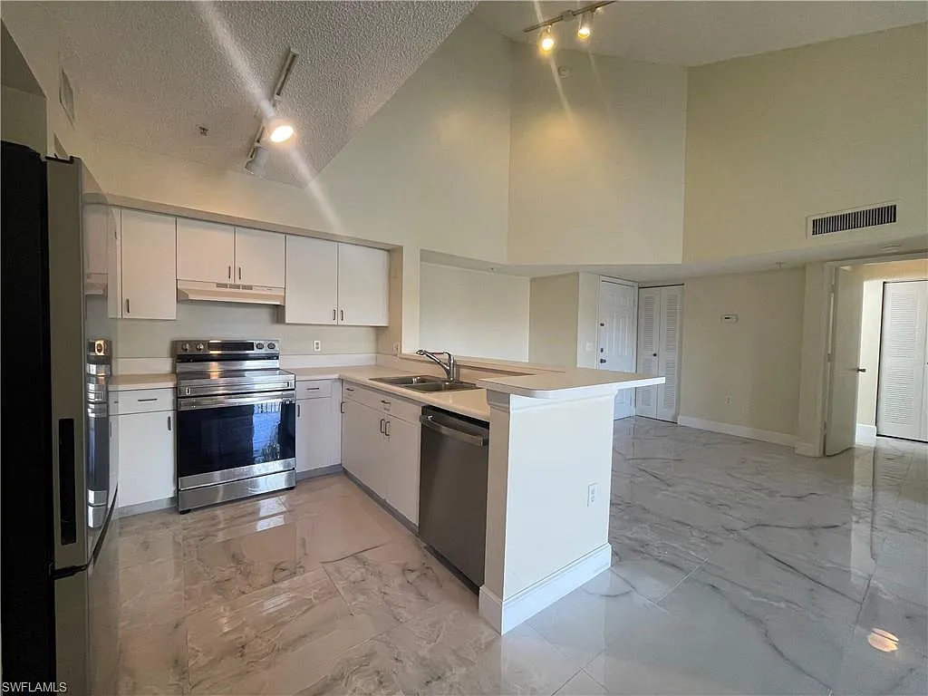 2 bed, 2.0 bath, 1042 sqft, $2,200 — Photo 2
