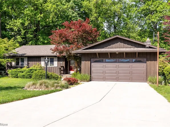 8636 Scarlet Oak Ln, Parma, OH 44130