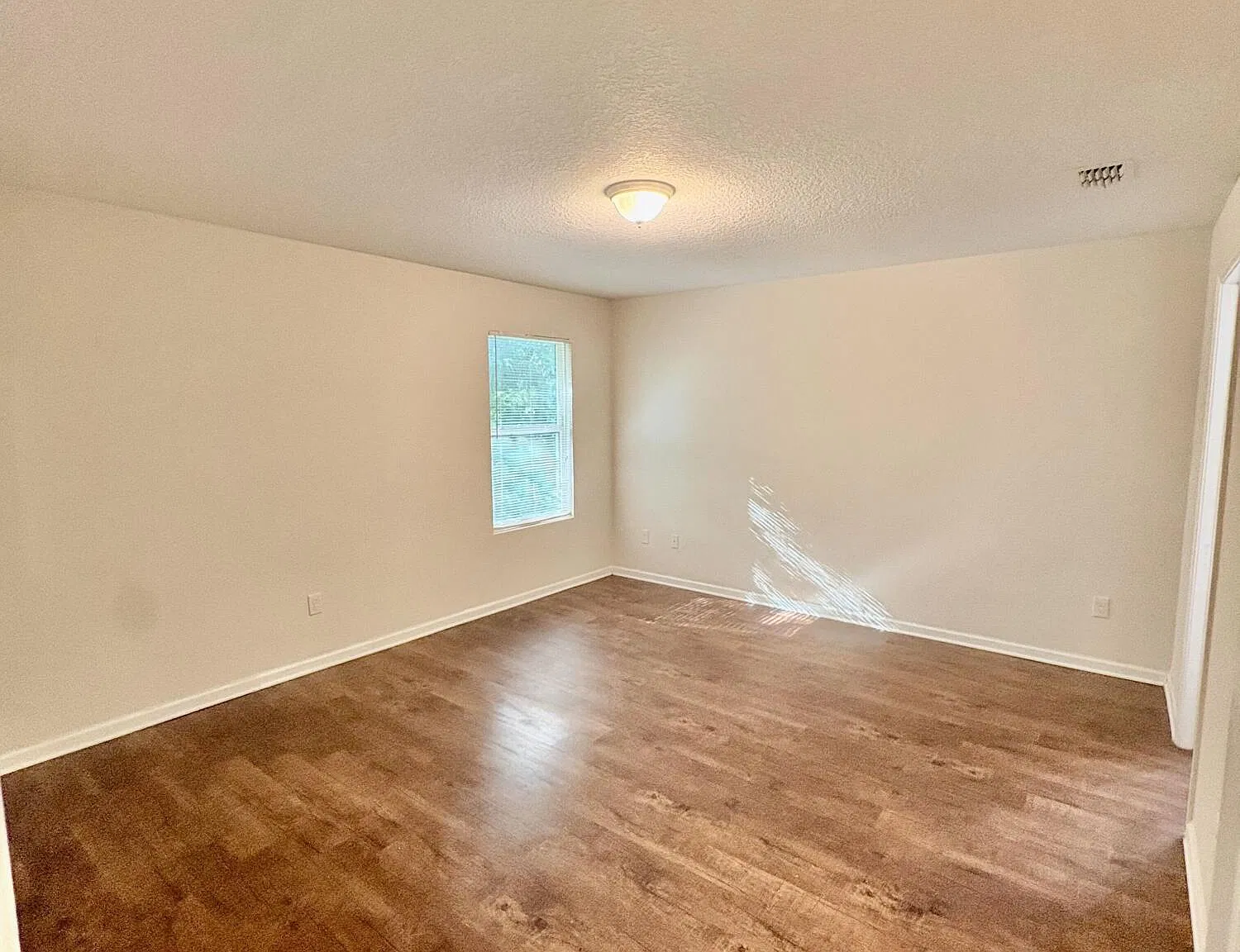 3 bed, 2.0 bath, 1430 sqft, $1,475 — Photo 3