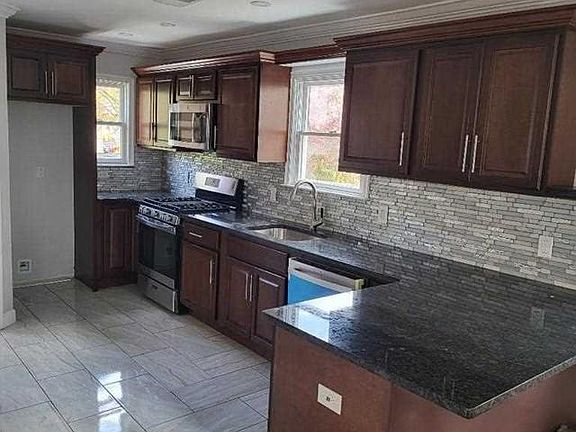4th image of 142 Garden Ave