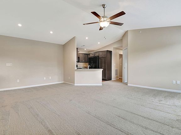 4th image of 690 Daphne Way