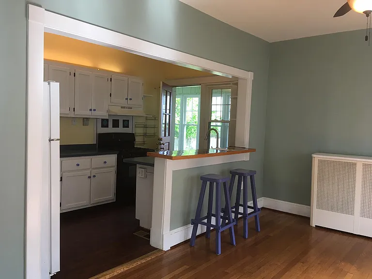 sitting ledge to kitchen