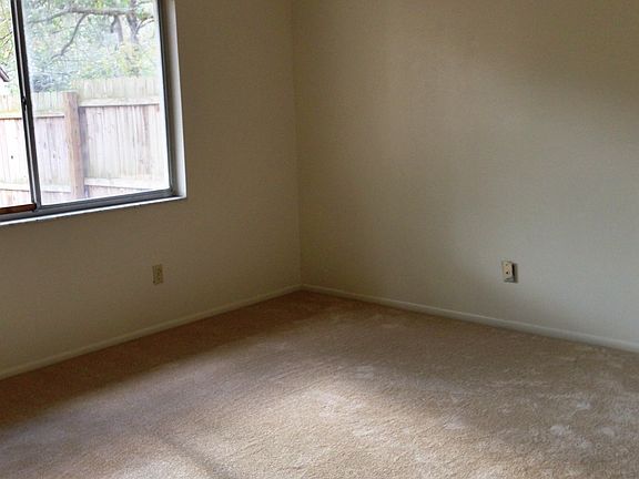 3rd image of 105 Shady Oak Dr