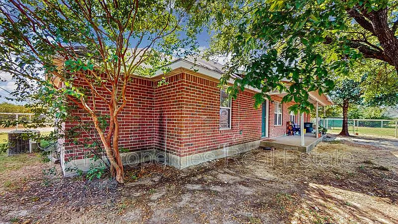 3 bed, 2.0 bath, 1240 sqft, $1,345 — Photo 4