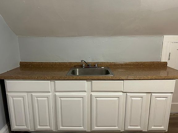 4th image of 112 Shelley St APT 4