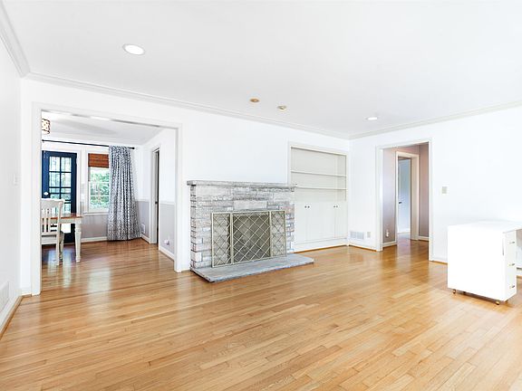 4th image of 2054 Crestmont Dr