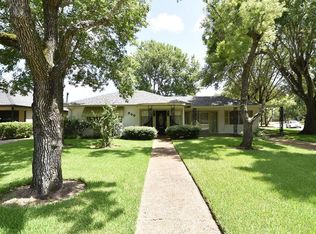 900 Southampton St, Angleton, TX 77515