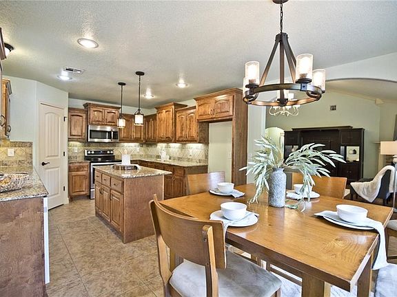 4th image of 72 Granshire Dr