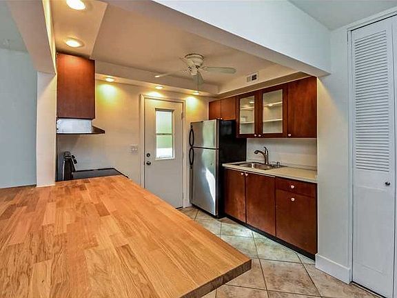 5th image of 3240 Mary Street