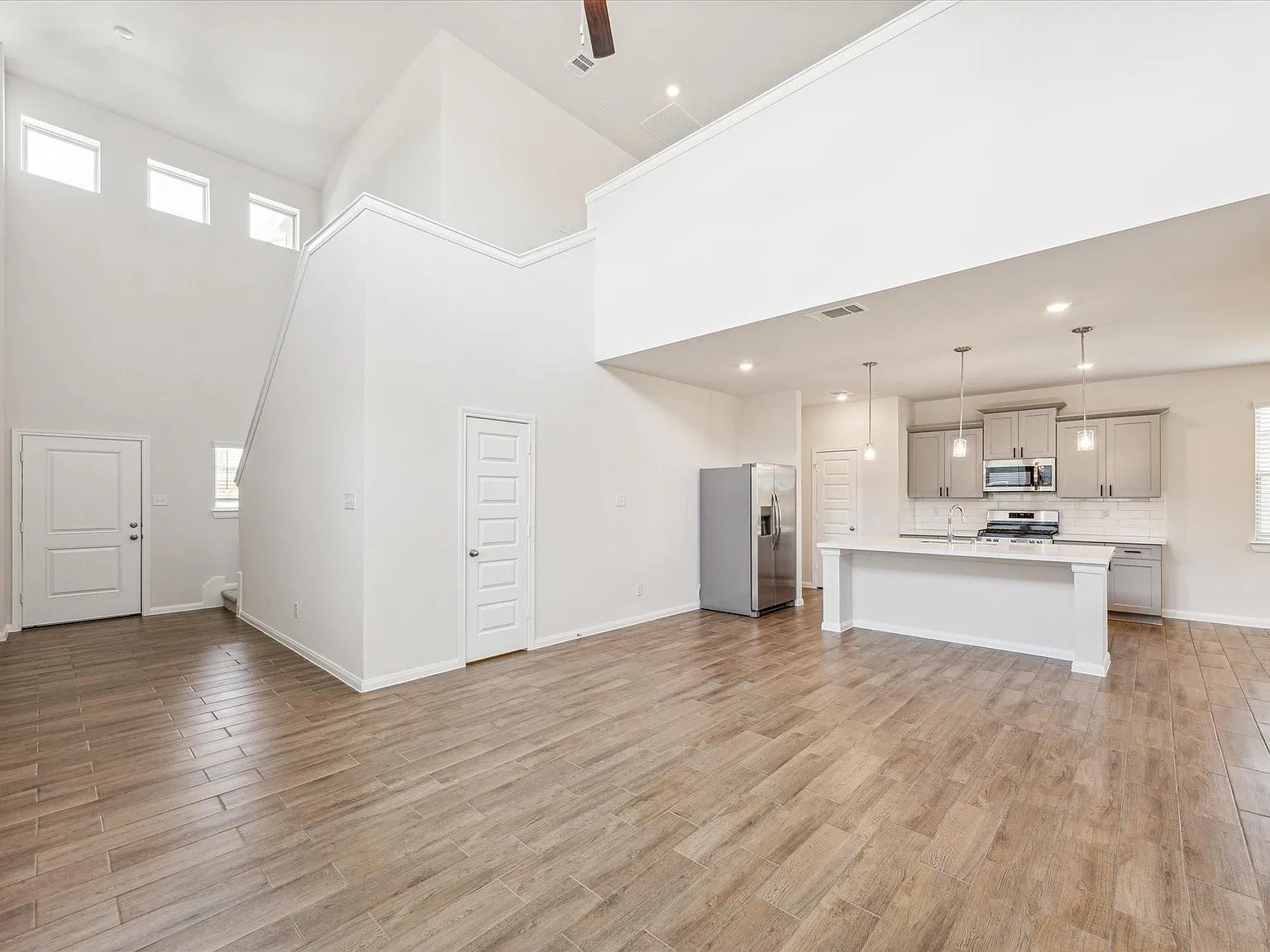 4 bed, 3.5 bath, 2420 sqft, $2,850 — Photo 2