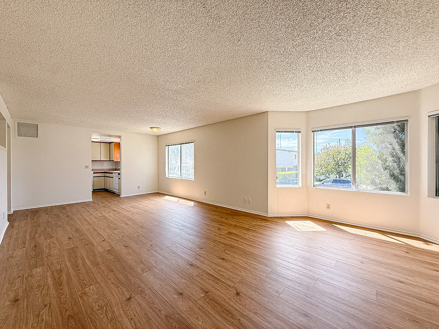 2 bed, 1000 sqft, $2,800 — Photo 3