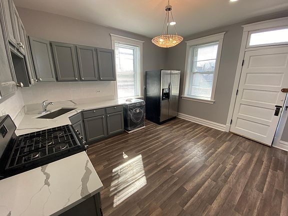 2nd image of 1131 W Wellington Ave #1R