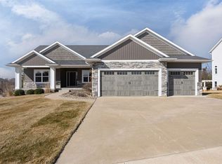 3004 Forrest Meadow Ln, Hiawatha, IA 52233
