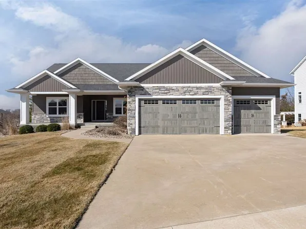 3004 Forrest Meadow Ln, Hiawatha, IA 52233