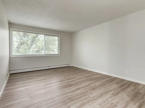 10715 112th St NW #6, Edmonton, AB T5H 3H2