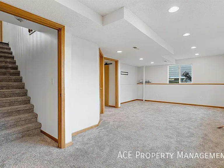 8563 Stables Dr — Photo 10