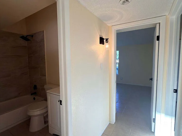 2121 Lake Omega St — Photo 15