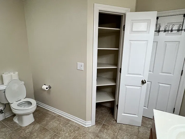 2122 Clinton St — Photo 24