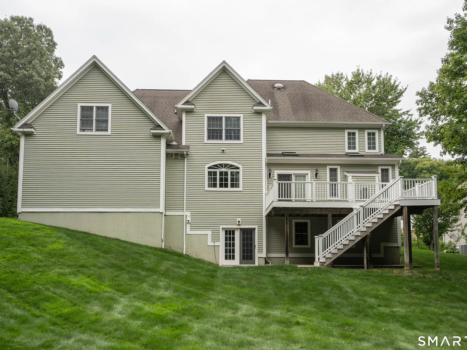 4 bed, 2.5 bath, 3271 sqft, $4,800 — Photo 2