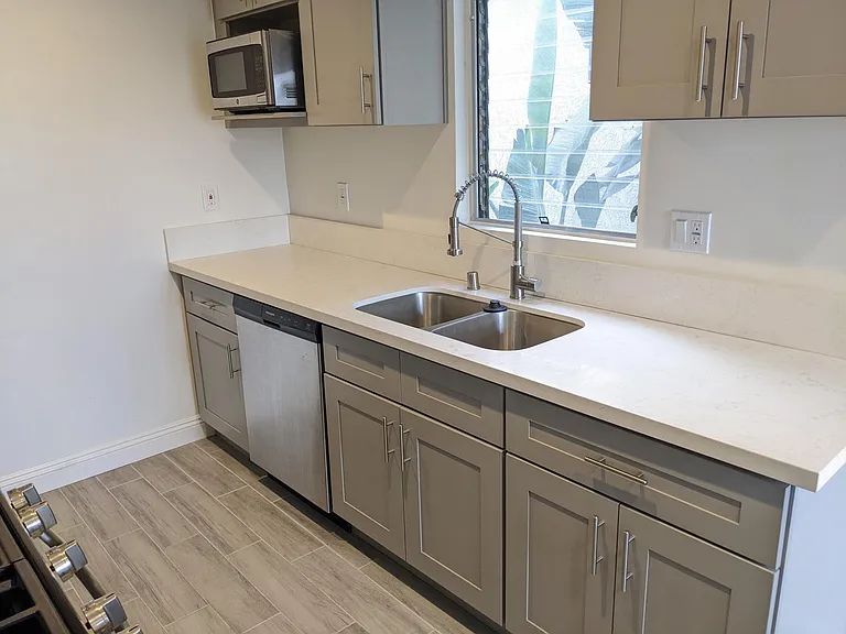 1028 E 3rd St #6 — Photo 4