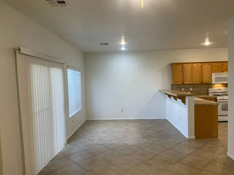 251 Queens Ct — Photo 8