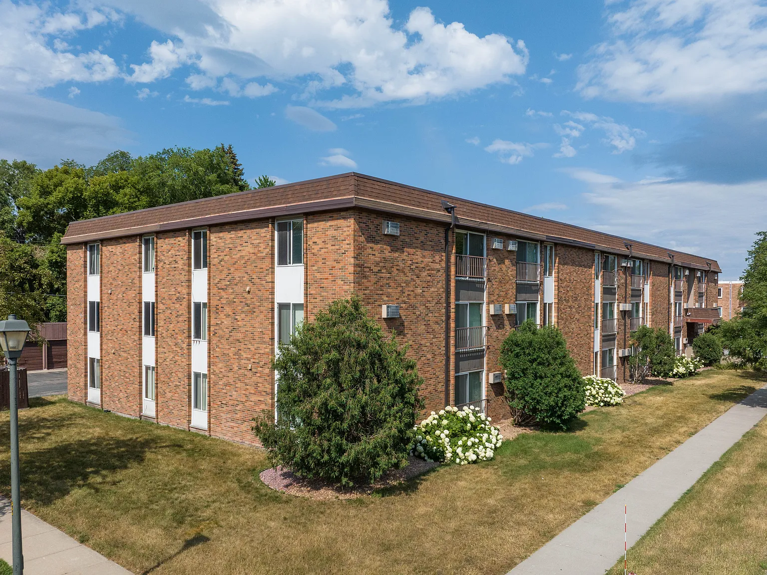 Carriage Manor Apartments — Photo 4