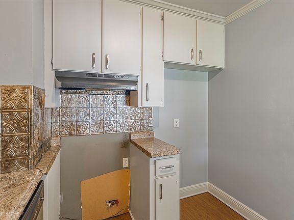 5th image of 724 E Washington St