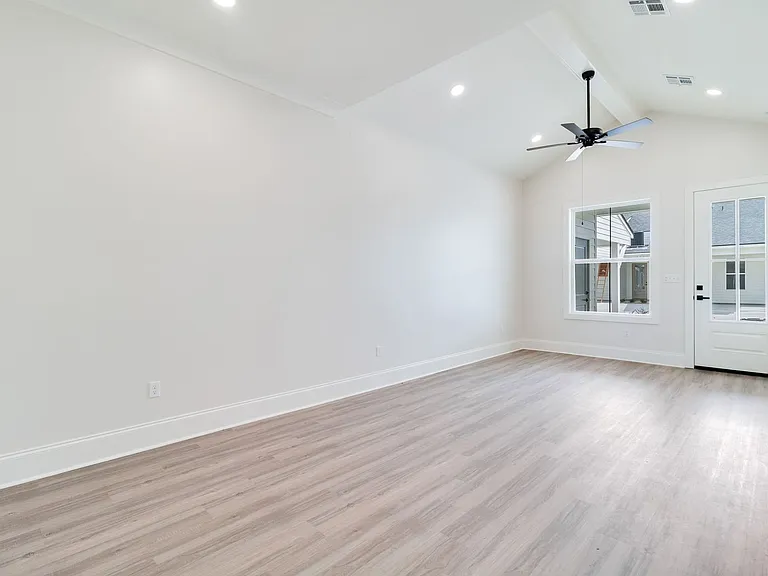 102 Perth Pl — Photo 41