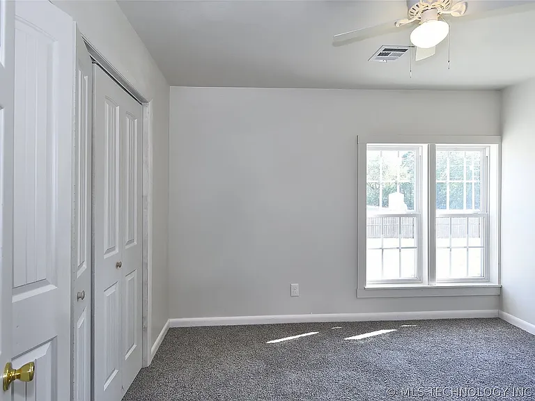 535 E Oak St — Photo 23