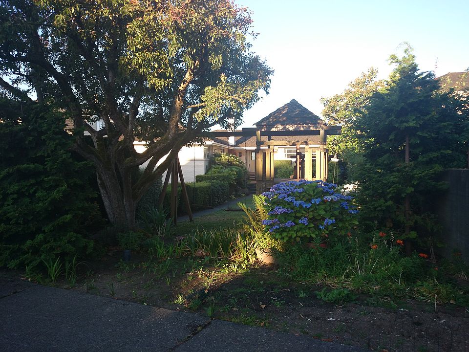 2nd image of 1708 Magnolia Blvd W