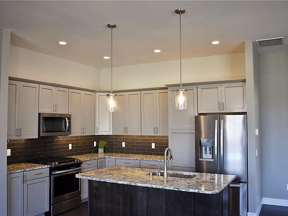 3rd image of 6403 Southern Bluffs Ln