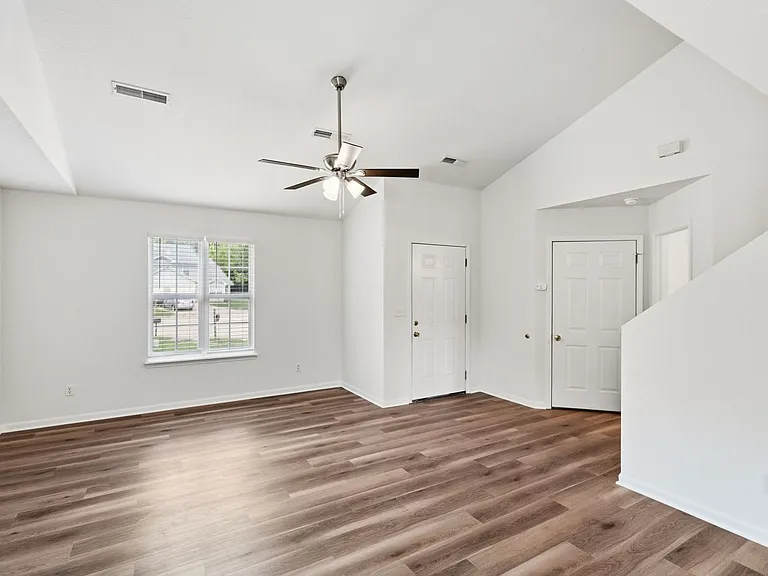 4402 - 4404 Jeana Court — Photo 3