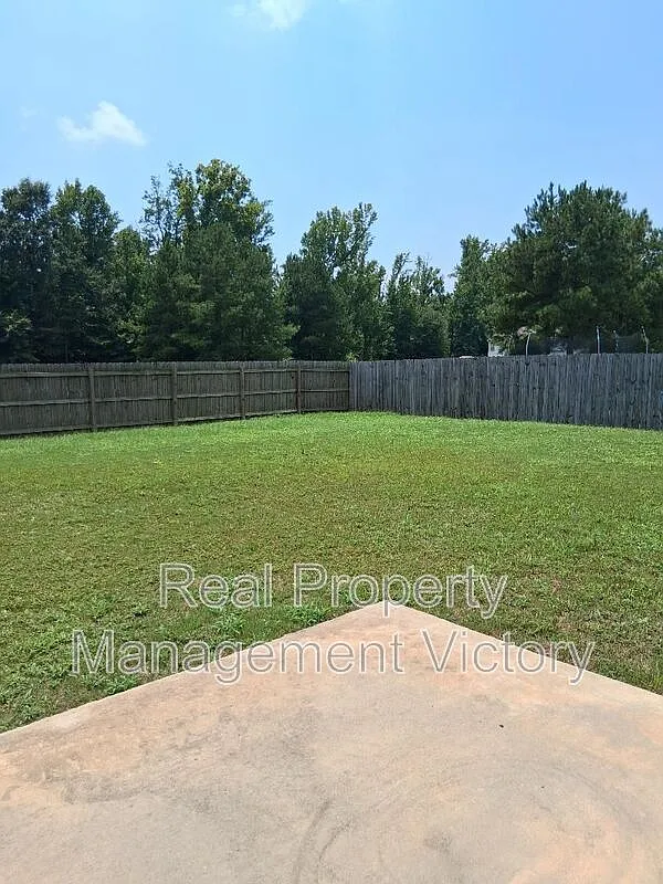 5 bed, 3.0 bath, 2511 sqft, $2,300 — Photo 2