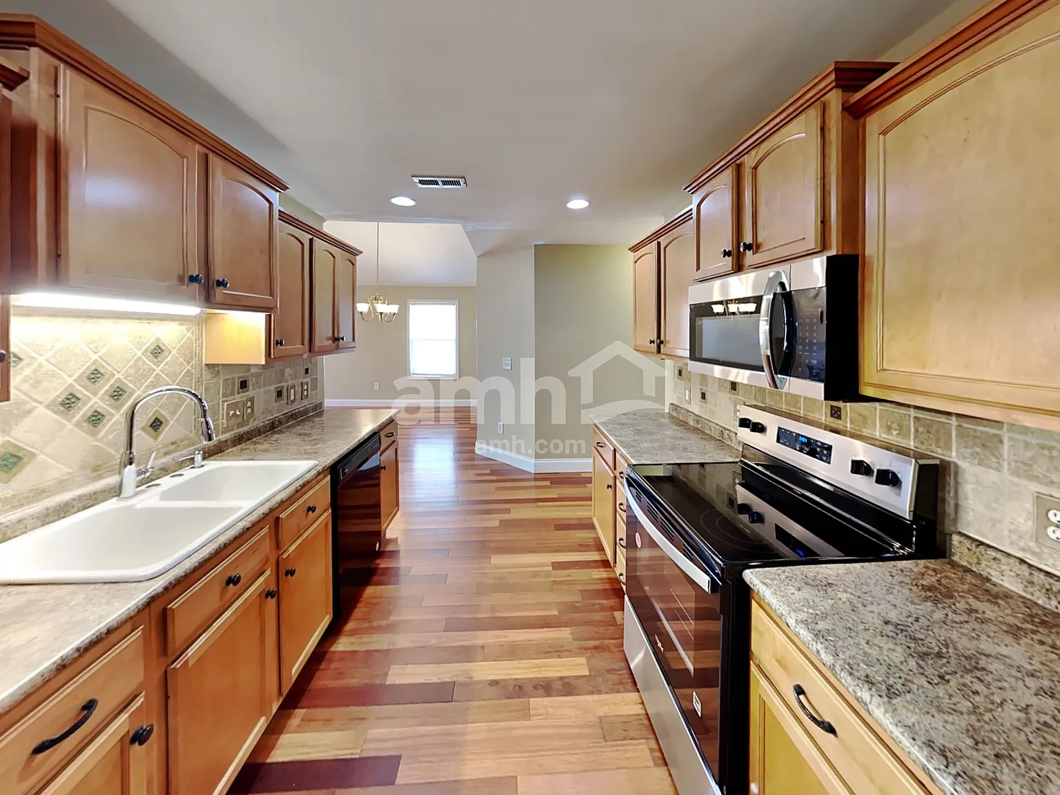 3 bed, 2.0 bath, 1820 sqft, $2,320 — Photo 3