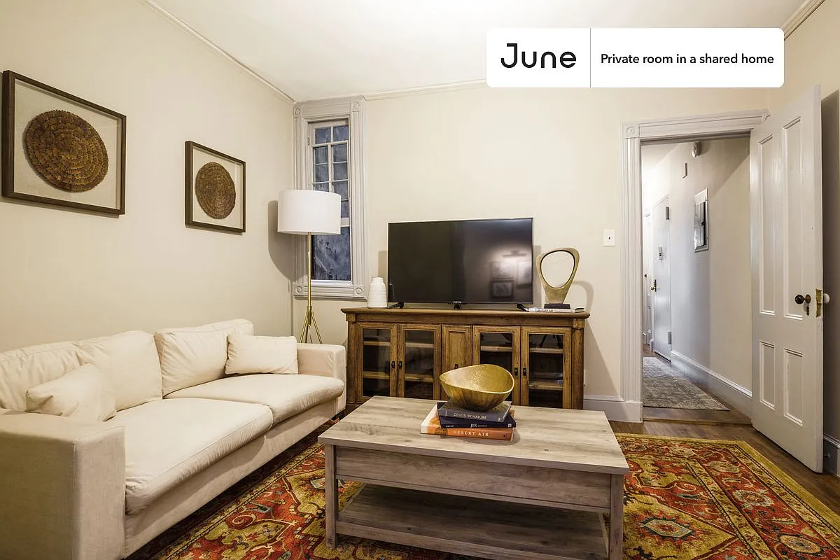 Full bedroom in 5 bed/1 bath home in Hell's Kitchen #138 3D — Photo 3
