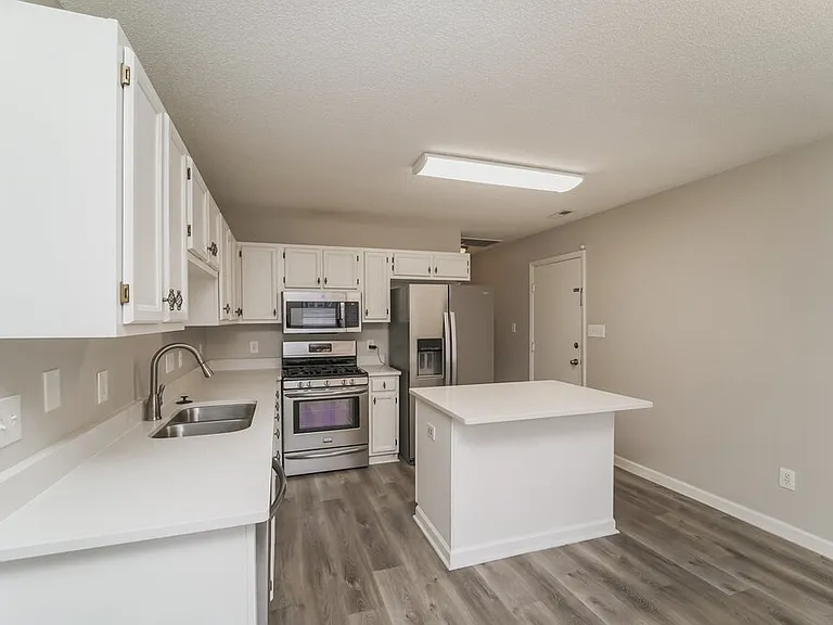 8908 Chesham Dr — Photo 6
