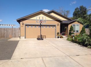 1235 Greenview Dr, Woodburn, OR 97071
