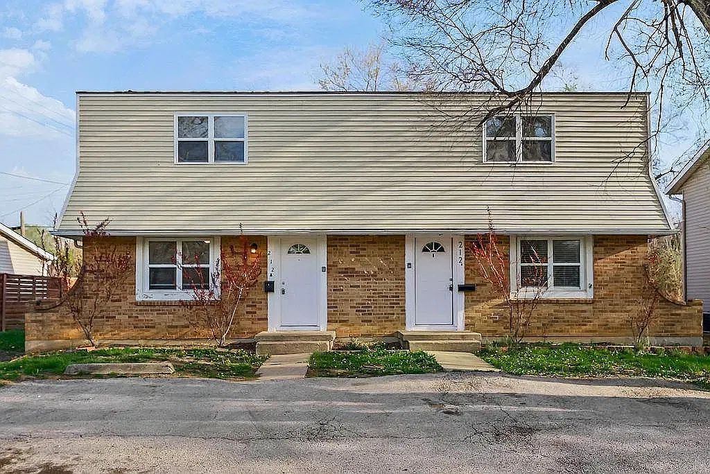 212 N Oak St — Photo 1