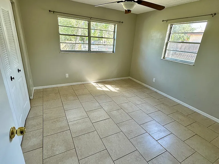 1109 E Rohe St #A — Photo 5