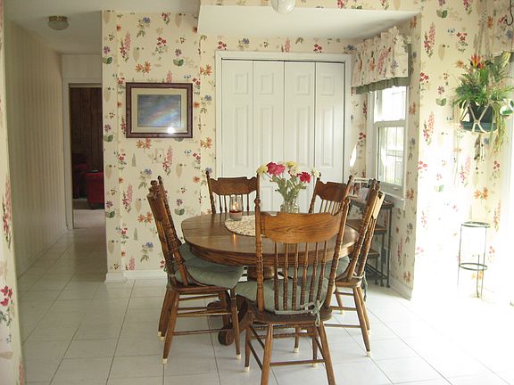 Kitchen eating area