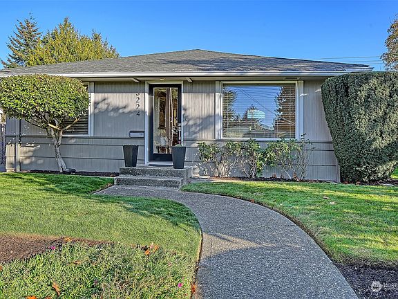 Welcome home to this light & bright Admiral rambler!>