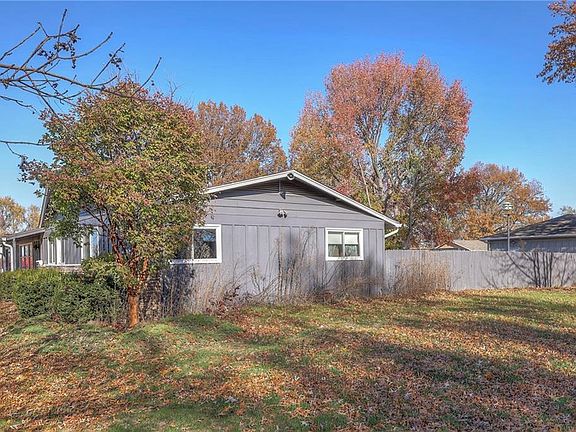 5th image of 4425 Larson Ave
