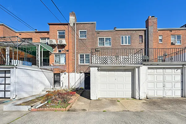 Sold by Julia Shildkret Real Estate Group | media 18