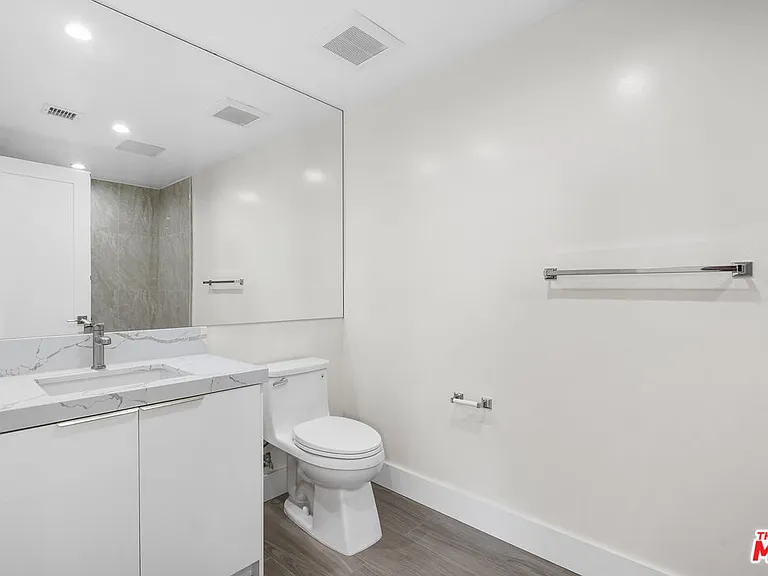 11042 La Maida St #202 — Photo 17