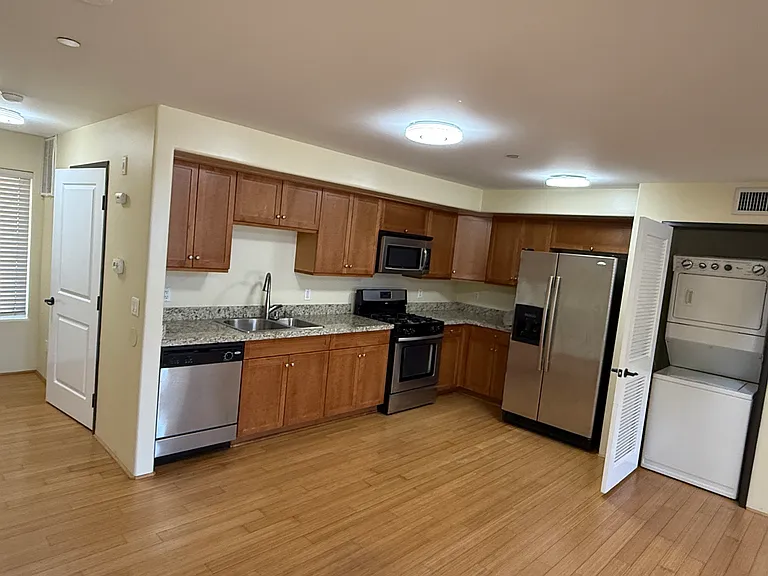 255 W 7th St #20 — Photo 7