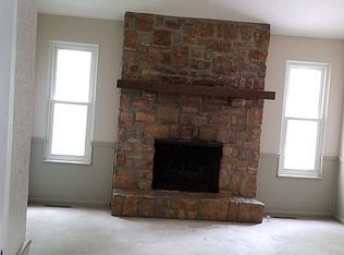 1904 E Sleepy Hollow Dr, Olathe, KS 66062