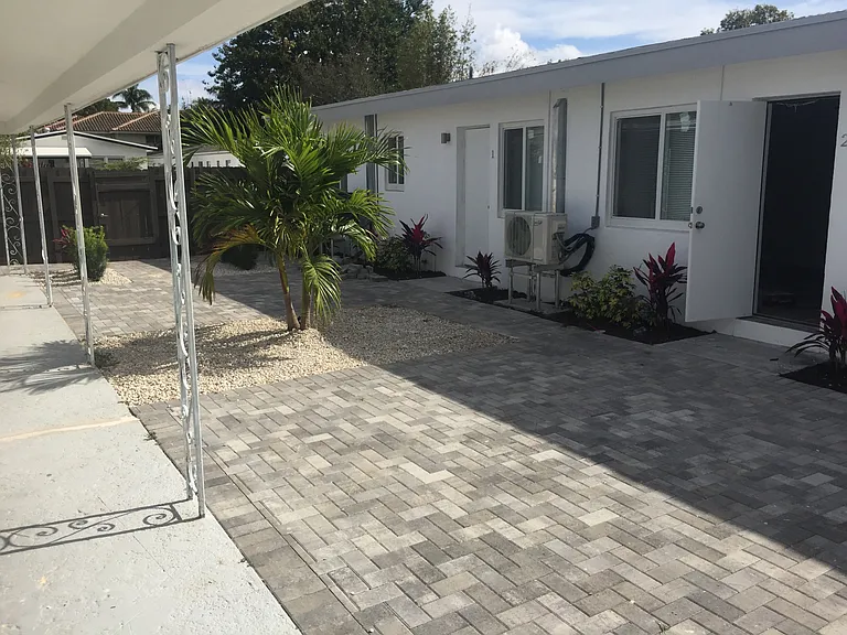 635 NE 8th Ave #4 — Photo 14