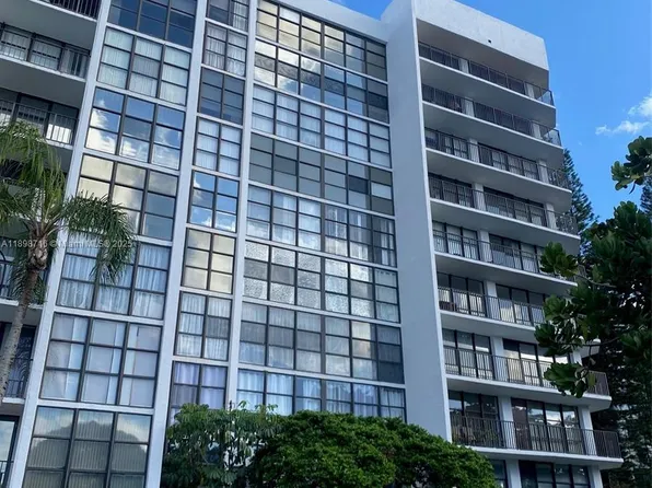 1000 Parkview Dr APT 427, Hallandale, FL 33009